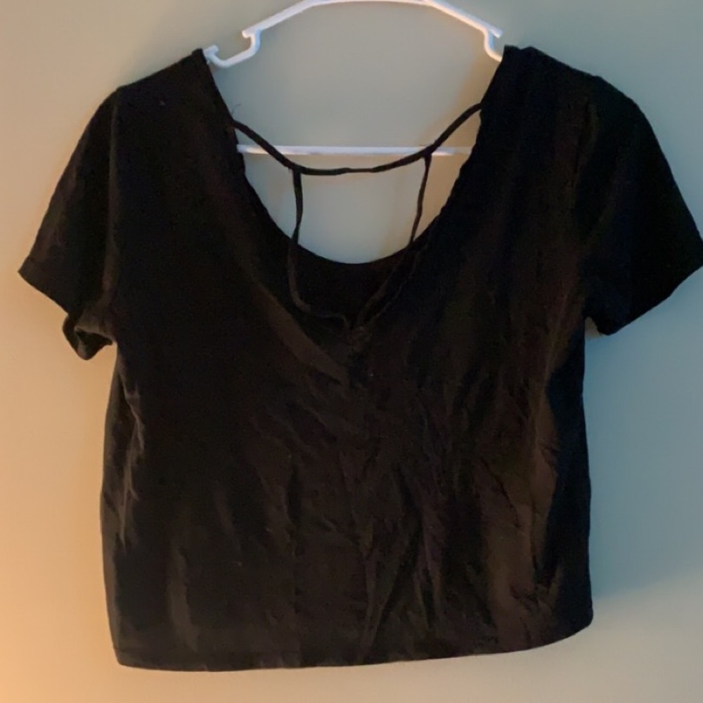 Black Crop top. Crisscross in the back. ( Garage) Small